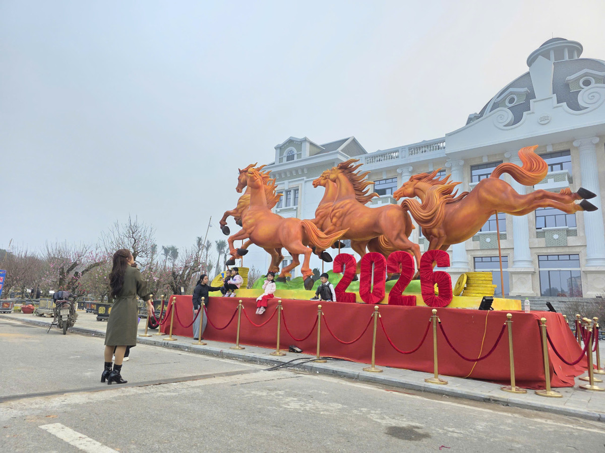 Linh vật ngựa quy mô lớn thu hút sự chú ý của người dân khi đi ngang quảng trường Hùng Vương.