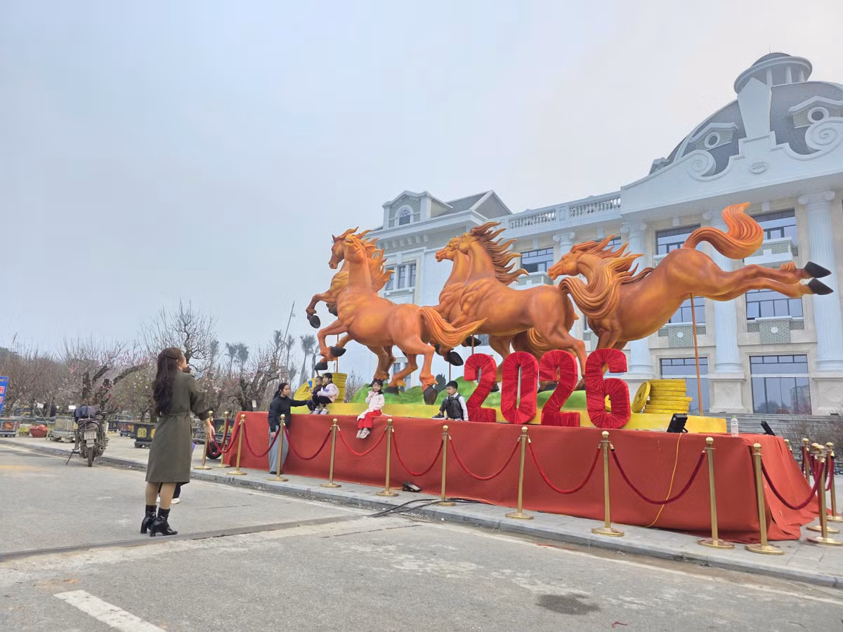 Linh vật ngựa quy mô lớn thu hút sự chú ý của người dân khi đi ngang quảng trường Hùng Vương.