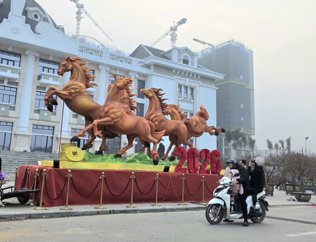Tư thế phi nước đại của đàn ngựa gợi hình ảnh “mã đáo thành công”, nhiều người đi qua tranh thủ dừng lại chụp ảnh linh vật ngựa.