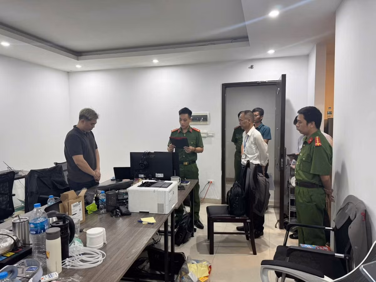 co-quan-canh-sat-dieu-tra-kham-xet-khan-cap-noi-lam-viec-cua-cac-doi-tuong-2.jpg
