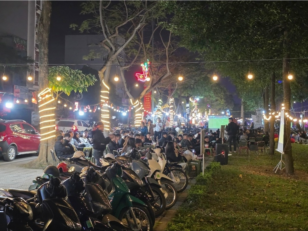 View - Bờ hồ Công viên Văn Lang, Phú Thọ kín người xem U23 Việt Nam tranh vé chung kết | Báo Tri thức và Cuộc sống - TIN TỨC PHỔ BIẾN KIẾN THỨC 24H