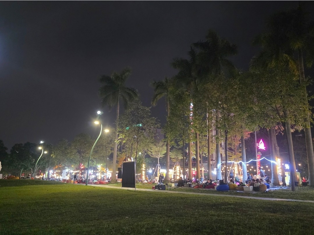 View - Bờ hồ Công viên Văn Lang, Phú Thọ kín người xem U23 Việt Nam tranh vé chung kết | Báo Tri thức và Cuộc sống - TIN TỨC PHỔ BIẾN KIẾN THỨC 24H