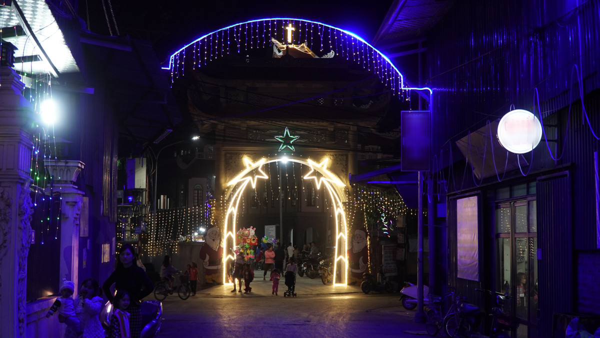 Một trong những vật trang trí dễ nhận thấy là hình ngôi sao Giáng sinh với kích thước lớn, được bố trí ở nhiều vị trí dễ quan sát, tỏa sáng nổi bật trong đêm. Theo Kinh Thánh, ngôi sao đã dẫn lối cho ba nhà đạo sĩ tìm đến nơi Chúa Giêsu giáng sinh.