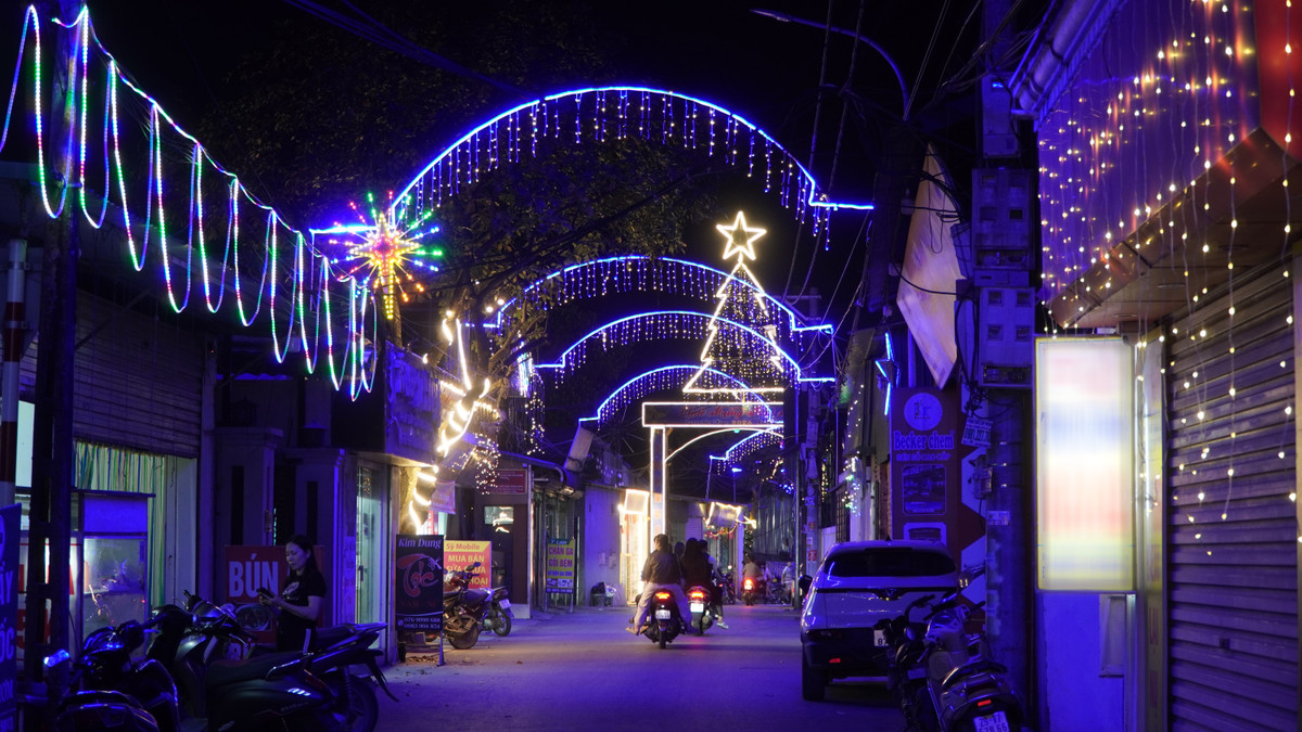 Không chỉ ở nhà thờ, các con đường trong giáo xứ cũng lung linh rực rỡ với đèn trang trí giăng kín, ánh sáng tỏa khắp khu dân cư, mang đến không khí Giáng sinh ấm áp, rộn ràng trong từng ngõ xóm.