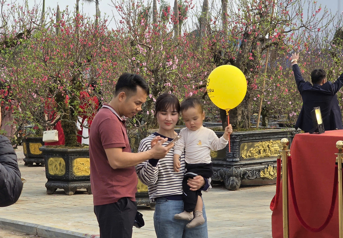 Cũng không ít gia đình đưa con nhỏ đi chơi chợ Tết, vừa tham quan vừa lưu giữ những bức ảnh kỷ niệm trong không gian ngập tràn sắc xuân.