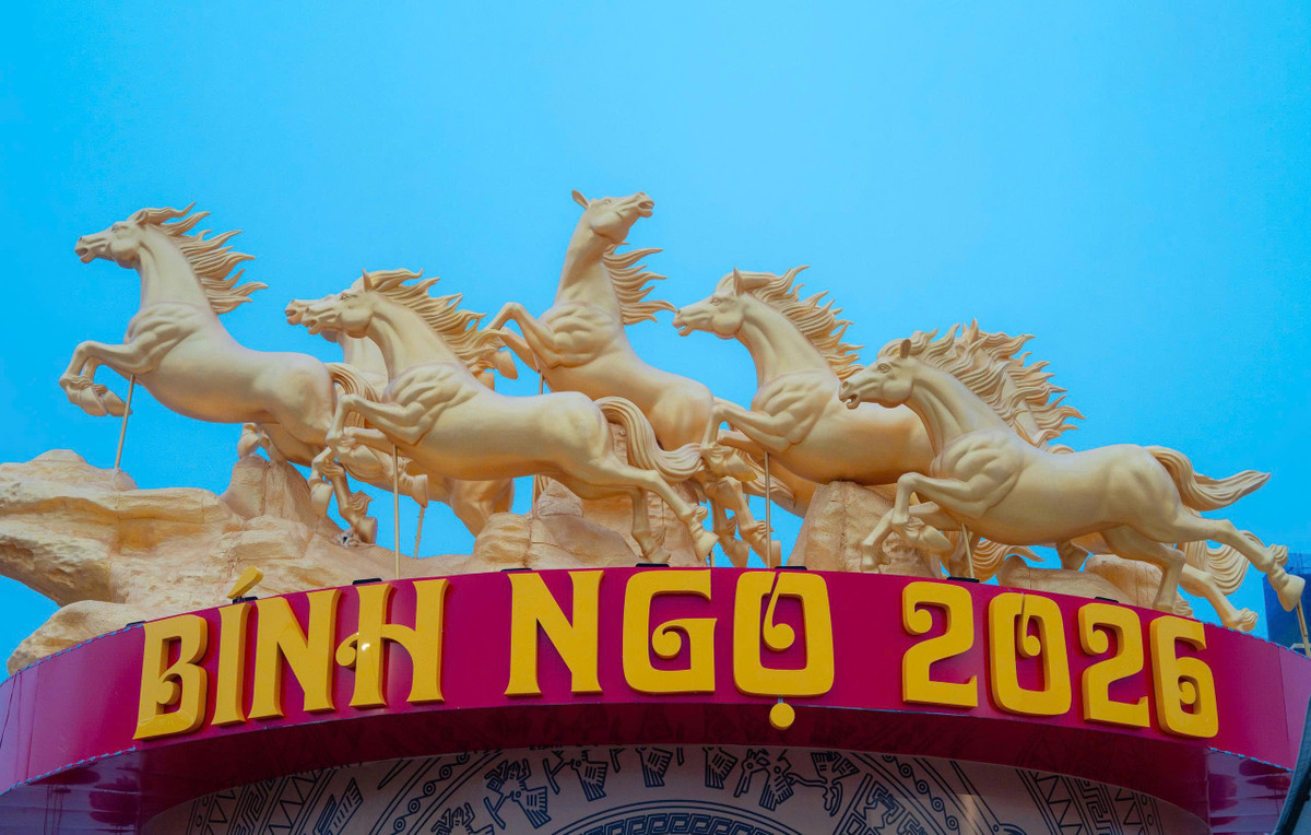 Phía dưới là dải chữ “BÍNH NGỌ 2026” với tông đỏ - vàng nổi bật, kết hợp họa tiết trống đồng, tạo không khí lễ hội xuân vừa truyền thống vừa rực rỡ. Tổng thể cụm trang trí mang cảm giác sôi động, khí thế và giàu tính biểu tượng về một năm mới bứt tốc. Ảnh: Tùng Vy