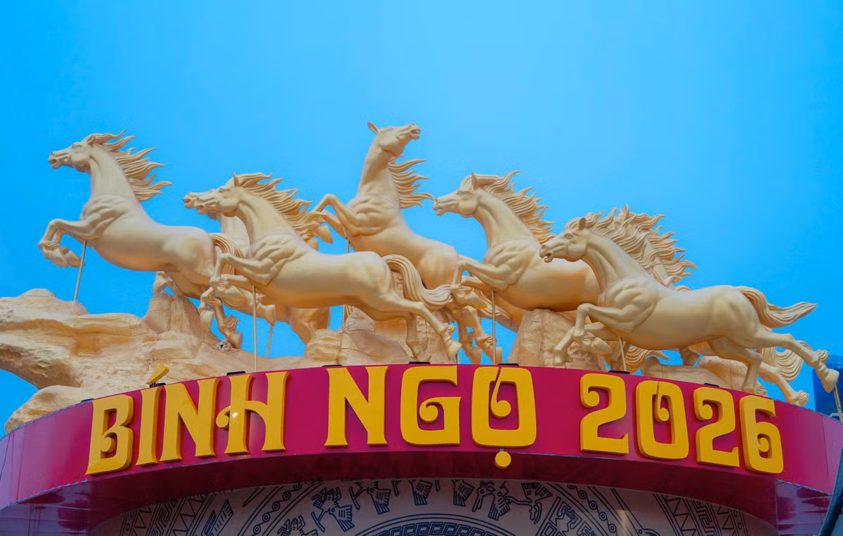 Phía dưới là dải chữ “BÍNH NGỌ 2026” với tông đỏ - vàng nổi bật, kết hợp họa tiết trống đồng, tạo không khí lễ hội xuân vừa truyền thống vừa rực rỡ. Tổng thể cụm trang trí mang cảm giác sôi động, khí thế và giàu tính biểu tượng về một năm mới bứt tốc. Ảnh: Tùng Vy