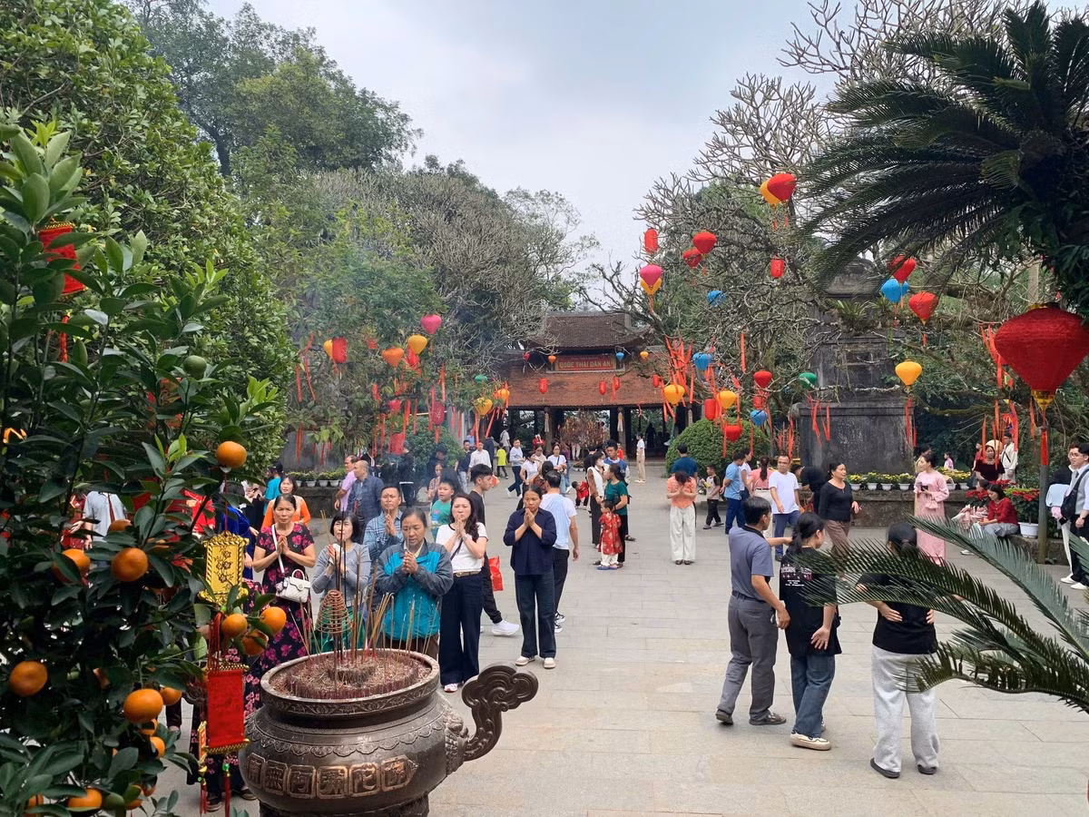 Bên cạnh hệ thống đền chính, chùa Thiên Quang cũng đón đông đảo phật tử và du khách tới lễ Phật đầu năm. Tiếng tụng kinh trầm ấm vang lên giữa không gian núi rừng thanh tịnh, mang lại cảm giác an yên, tĩnh tại.