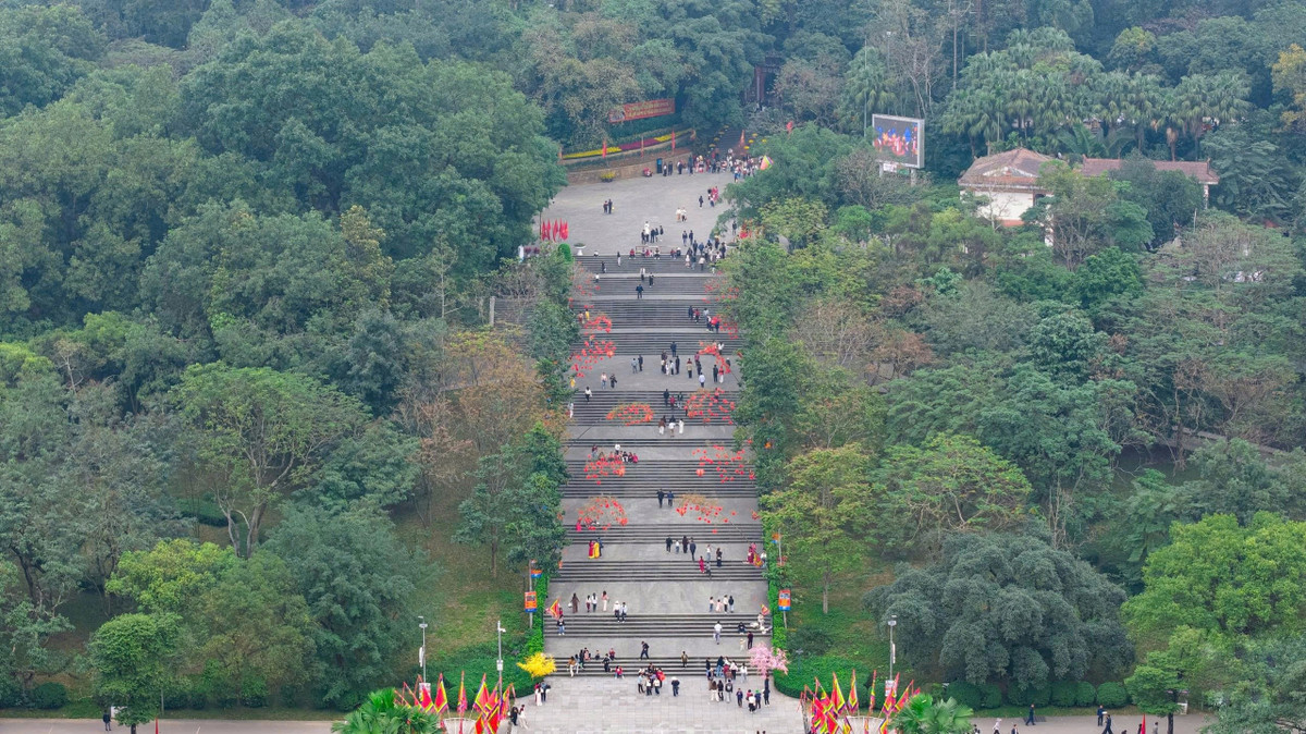 Lượng người đổ về Đền Hùng từ những ngày mùng 1 Tết Bính Ngọ, có những thời điểm đông đúc, nhưng không xảy ra tình trạng chen lấn.