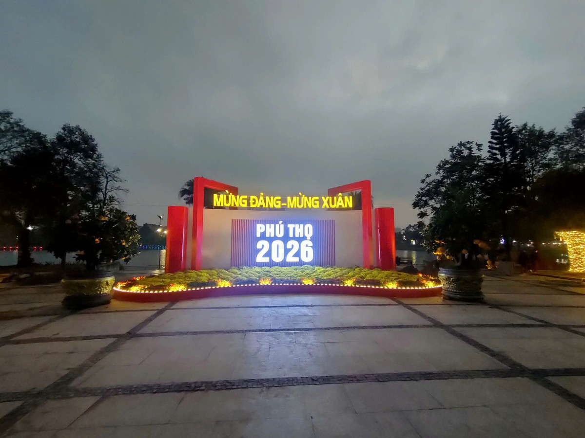 Ngoài các cụm linh vật, Phú Thọ còn thiết kế nhiều mô hình, trang trí Tết Bính Ngọ năm 2026 đặt tại nhiều khu vực trong tỉnh. Các tiểu cảnh với hình khối, màu sắc, ánh sáng, tập trung vào tông chủ đạo biểu trưng cho khí thế vươn lên tỏa sáng với luồng sinh khí mới, sự may mắn, hạnh phúc, phồn vinh đón chào năm mới. Ảnh: Nguyễn Hinh