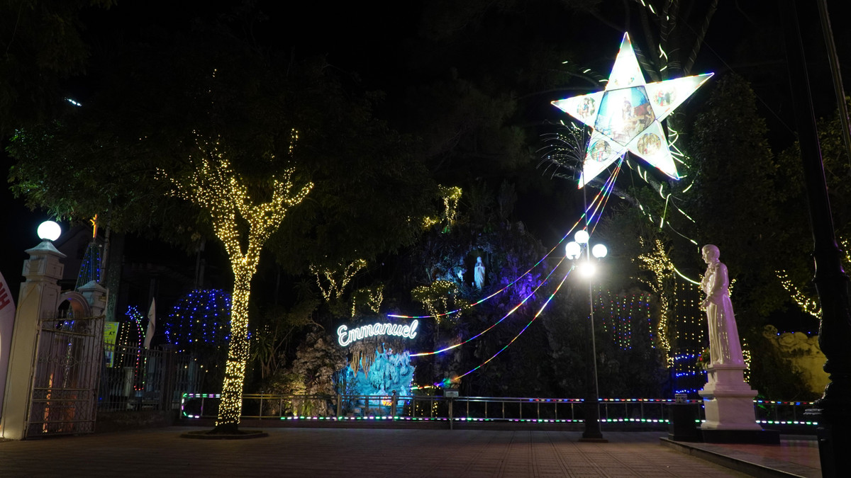 Khu vực hang đá Đức Mẹ trong khuôn viên nhà thờ được trang trí với ngôi sao lớn, tạo điểm nhấn ấm áp và thiêng liêng, thu hút đông đảo giáo dân và người dân đến tham quan, chụp ảnh, cảm nhận không khí Noel an lành.