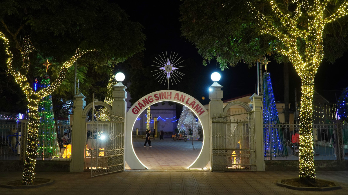 Những ánh đèn, hang đá và ngôi sao Giáng sinh hòa quyện, gửi gắm thông điệp về một mùa Noel an lành, yêu thương và bình an đến mọi người.