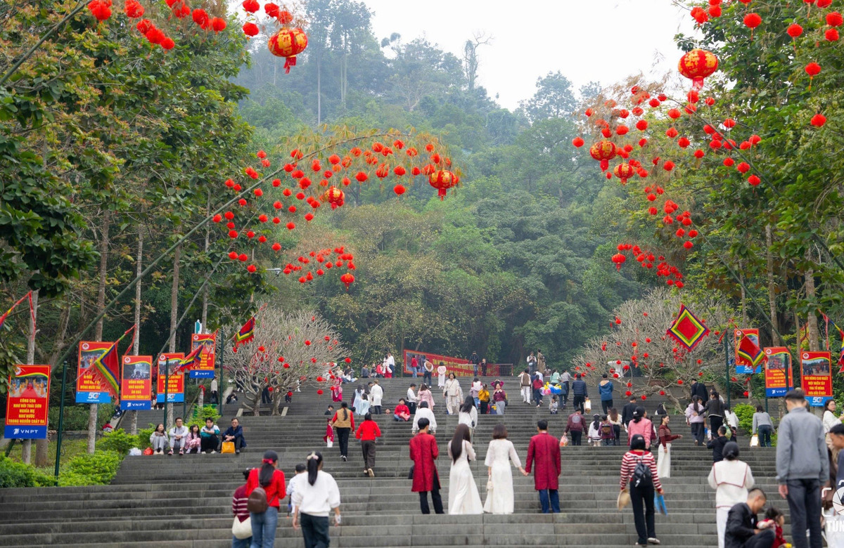 Trước nhu cầu tham quan, chiêm bái của du khách trong những ngày đầu Xuân, Khu di tích lịch sử Đền Hùng đã tiến hành trang trí tại nhiều địa điểm trong khu di tích.