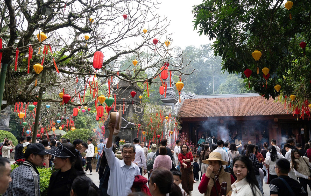 Đồng thời triển khai các phương án phục vụ và bảo đảm an ninh, an toàn như: Tăng cường kiểm tra, rà soát, kịp thời chấn chỉnh hoạt động kinh doanh hàng quán, xe điện vận chuyển; hướng dẫn người và phương tiện tham gia lễ hội thực hiện đúng các quy định...