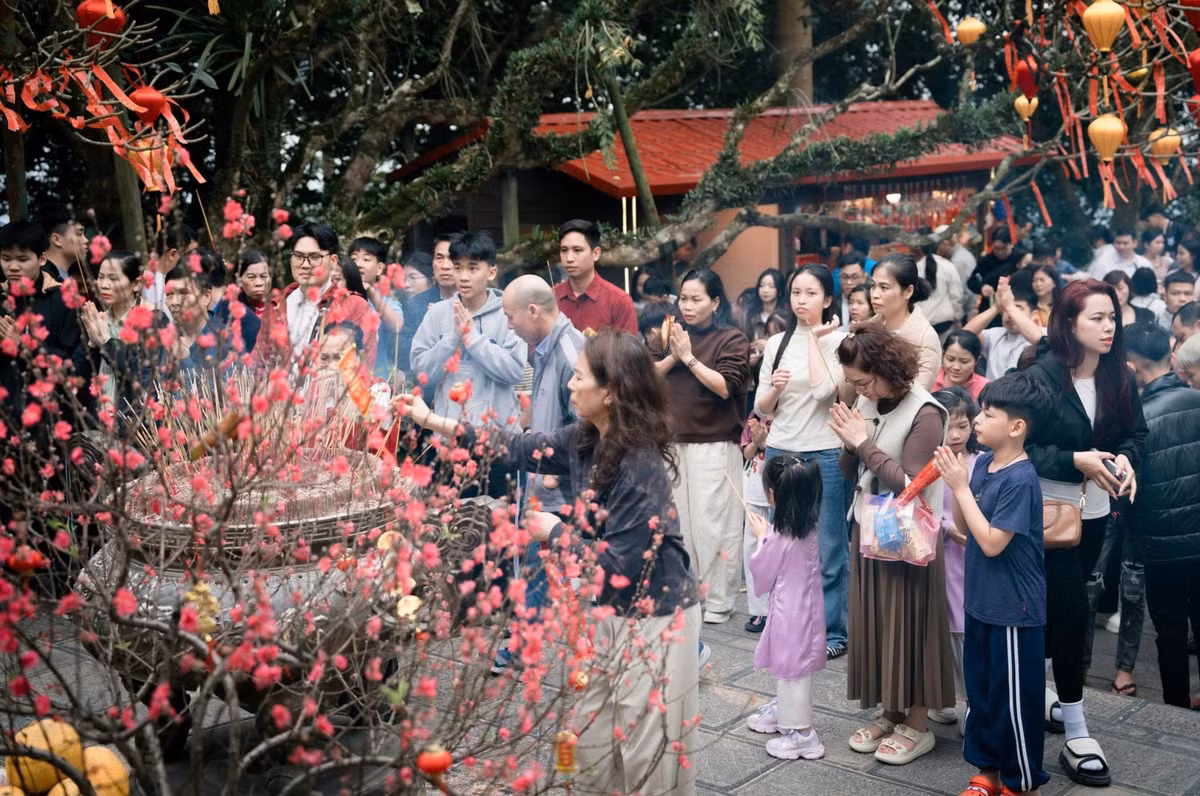 Dịp Tết Nguyên đán Bính Ngọ, hàng nghìn người dân và du khách thập phương đã trở về Khu di tích lịch sử Đền Hùng (tỉnh Phú Thọ) để dâng hương, tưởng nhớ công lao dựng nước của các Vua Hùng.