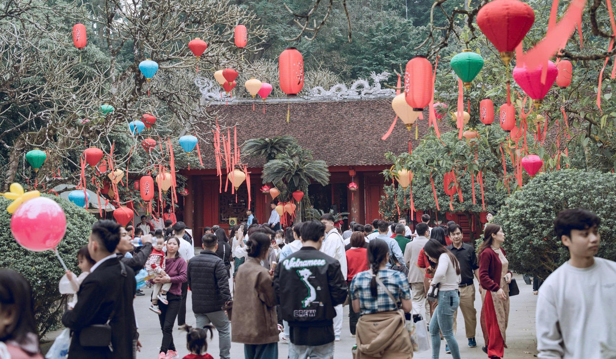 Qua những hình ảnh được ghi nhận, có thể thấy không khí dâng hương năm nay diễn ra trong trật tự, văn minh. Lực lượng chức năng và Ban quản lý khu di tích bố trí phân luồng, hướng dẫn người dân di chuyển thuận lợi, bảo đảm an toàn. Dòng người tuy đông nhưng không chen lấn, xô đẩy; ai cũng giữ ý thức chung, thể hiện nét đẹp văn hóa khi về với cội nguồn.