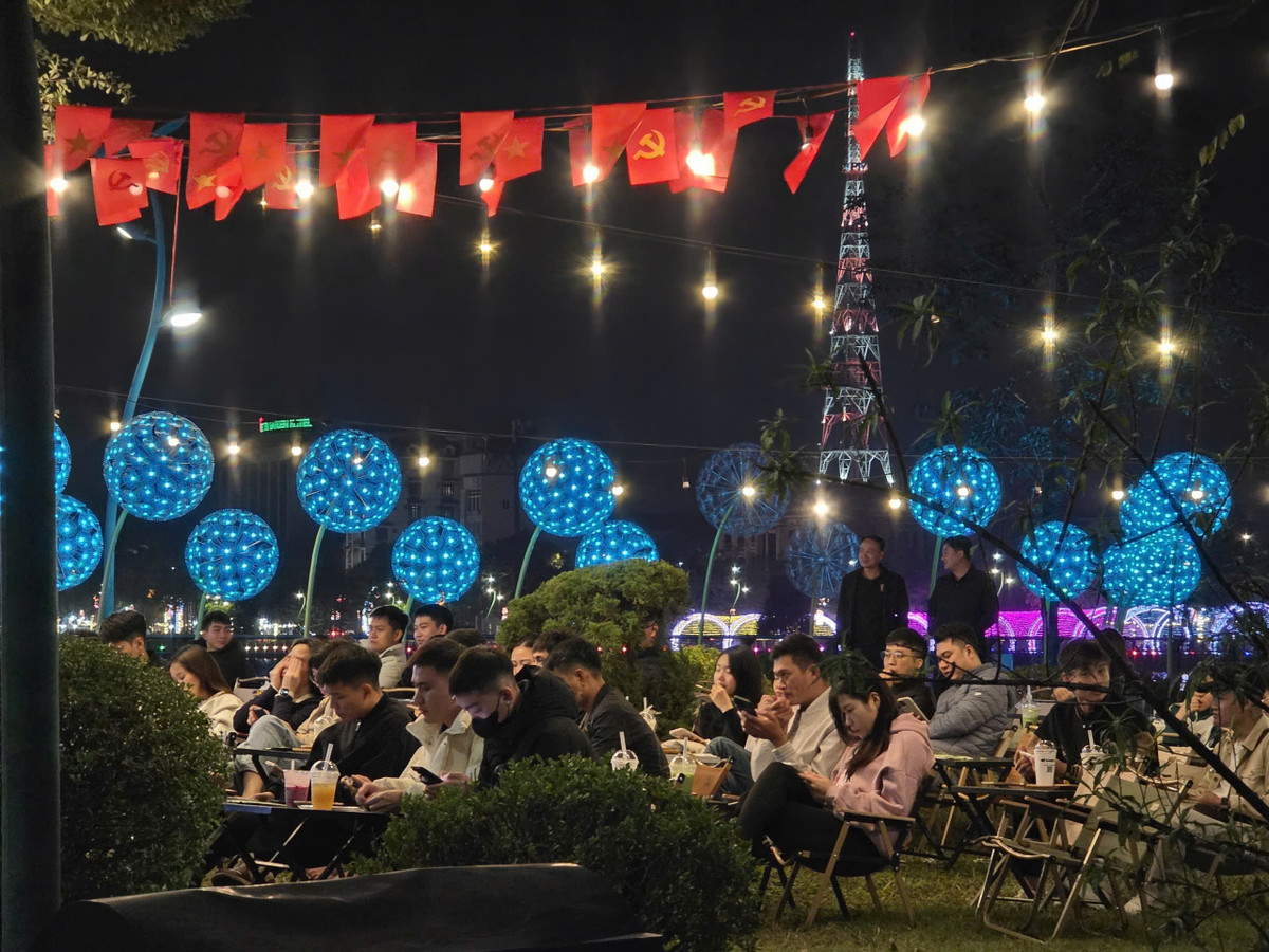 View - Bờ hồ Công viên Văn Lang, Phú Thọ kín người xem U23 Việt Nam tranh vé chung kết | Báo Tri thức và Cuộc sống - TIN TỨC PHỔ BIẾN KIẾN THỨC 24H