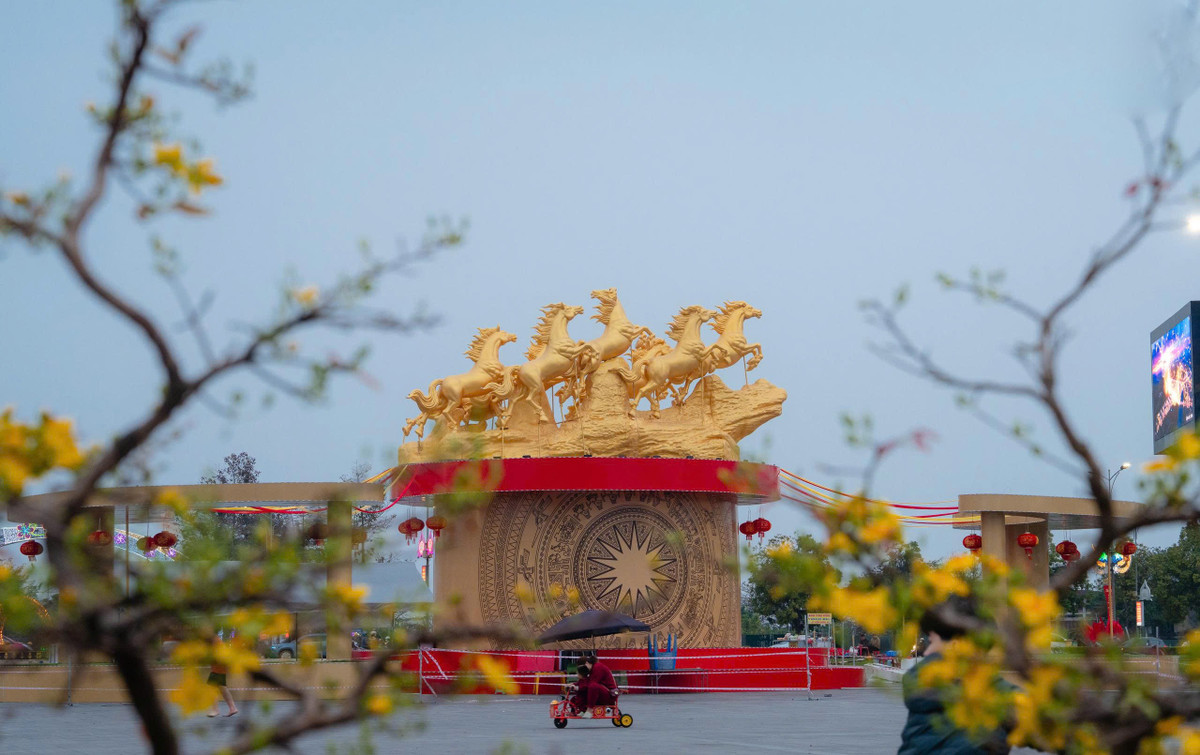 Cụm linh vật ngựa tại khu vực quảng trường Hùng Vương (phường Việt Trì) là đàn ngựa vàng 8 con đang phi nước đại, tạo hình dàn hàng trên nền mây và núi, ở giữa có một chú ngựa đứng chồm cao hơn các con còn lại, tạo cảm giác dẫn đầu và bứt phá. Tất cả các chú ngựa đều có bờm dựng, thân cơ bắp, tư thế lao về phía trước, biểu trưng cho sức mạnh tập thể, tinh thần đoàn kết và khát vọng tiến lên trong năm Bính Ngọ. Ảnh: Tùng Vy