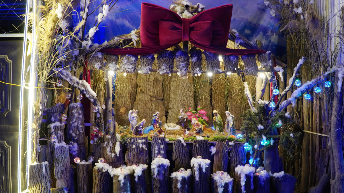 Người dân dựng hang đá Giáng sinh ven đường trong xóm, góp phần tô điểm không gian làng quê, lan tỏa không khí Noel ấm áp, an lành.