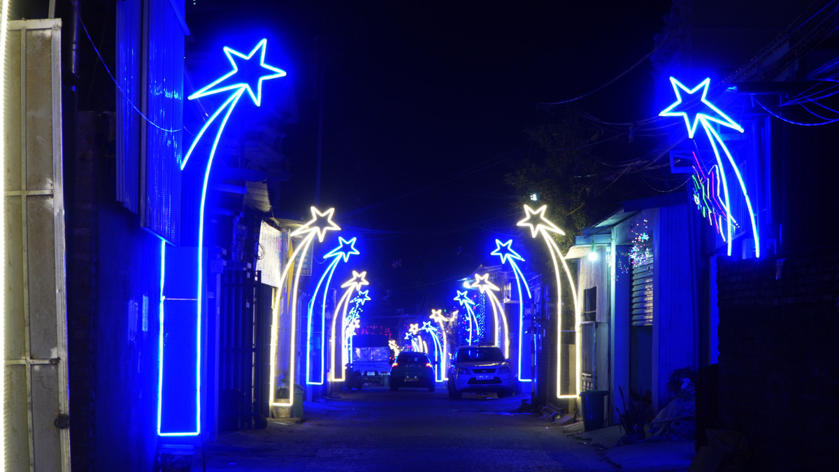 Một góc đường tại giáo xứ Cần Kiệm đổi màu với các hình hộp trang trí Giáng sinh bằng đèn LED.