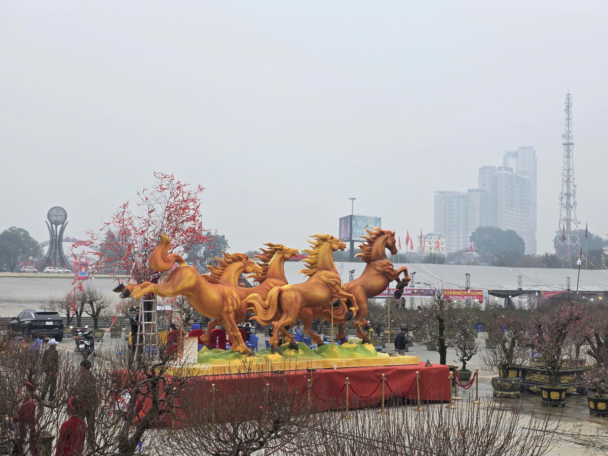 Linh vật ngựa trưng bày tại chợ hoa Tết Thanh niên tỉnh Phú Thọ (quảng trường Hùng Vương, phường Việt Trì) nổi bật giữa các vườn mai, đào, quất đang khoe sắc đón xuân mới.