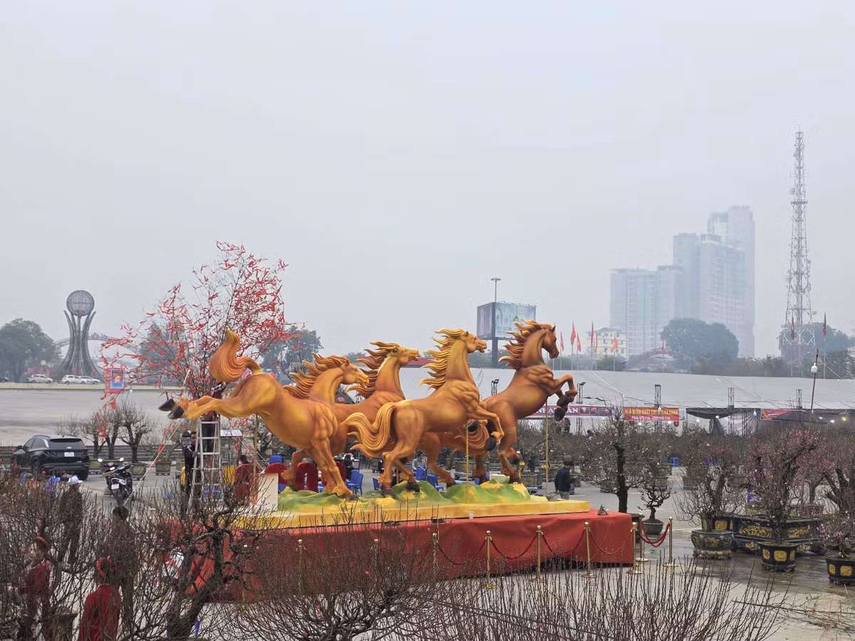 Linh vật ngựa trưng bày tại chợ hoa Tết Thanh niên tỉnh Phú Thọ (quảng trường Hùng Vương, phường Việt Trì) nổi bật giữa các vườn mai, đào, quất đang khoe sắc đón xuân mới.