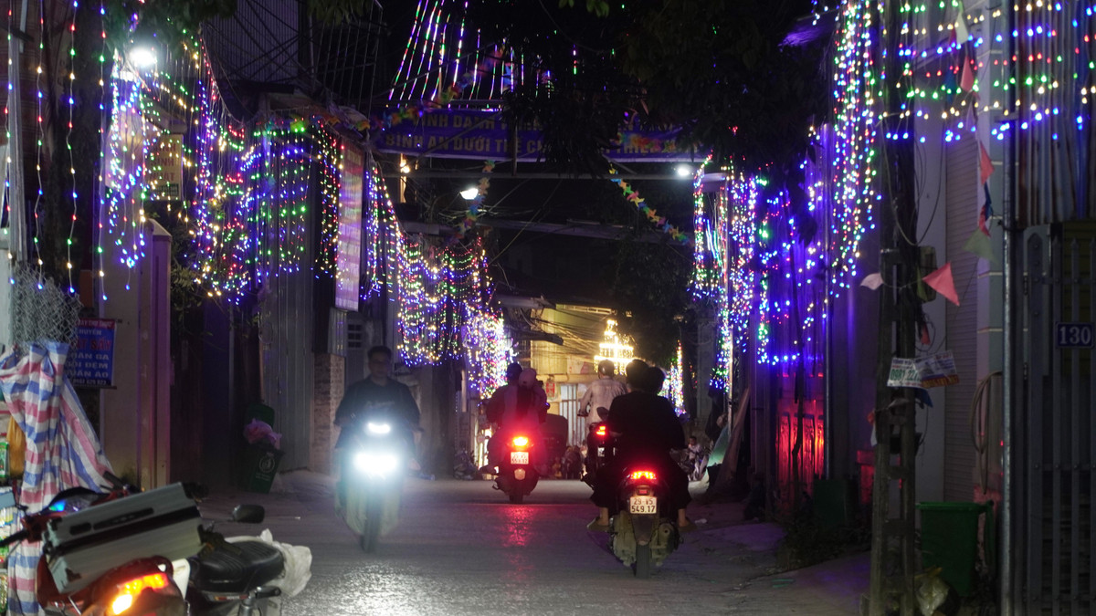 Các con đường trong giáo xứ có mật độ giao thông đông hơn thường lệ...