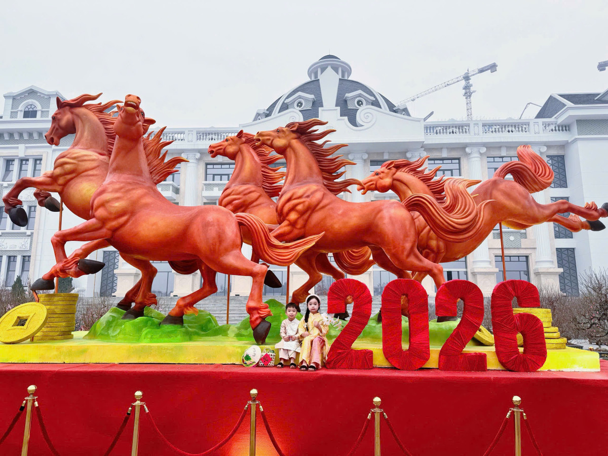 Các gia đình đưa con em đi chợ Tết, đồng thời chụp ảnh checkin tại cụm linh vật ngựa.