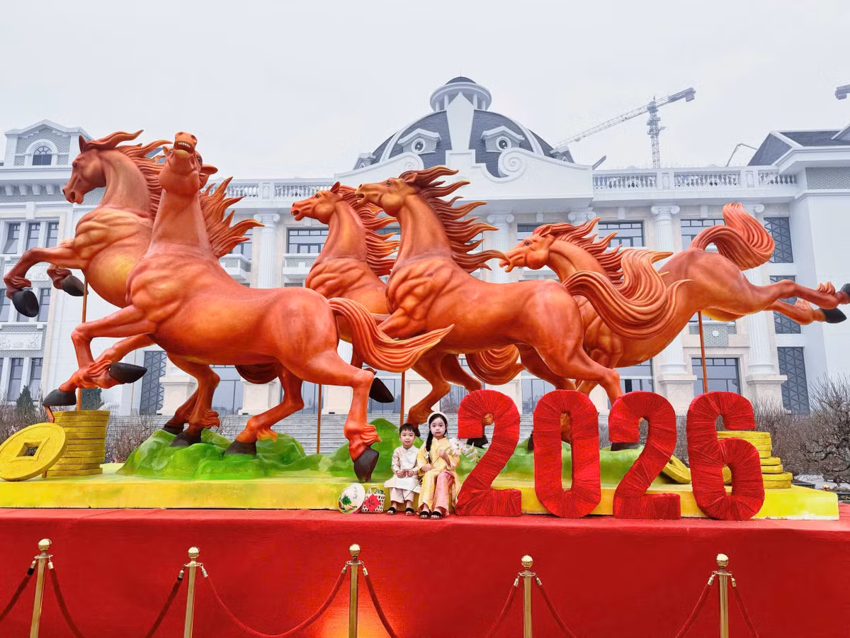 Các gia đình đưa con em đi chợ Tết, đồng thời chụp ảnh checkin tại cụm linh vật ngựa.