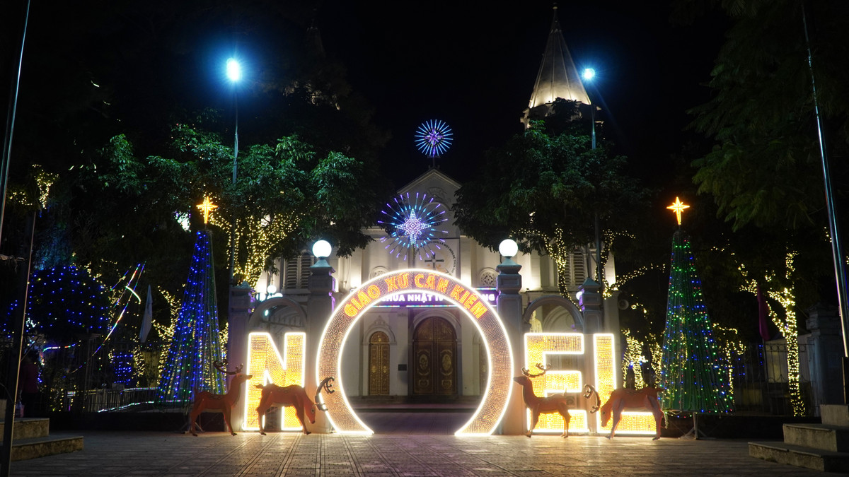 Nhà thờ giáo xứ Cần Kiệm (xã Hạ Bằng, Hà Nội) những ngày cuối tháng 12 trở nên lung linh, rực rỡ trong ánh đèn và các tiểu cảnh cây thông Noel, các chú tuần lộc...