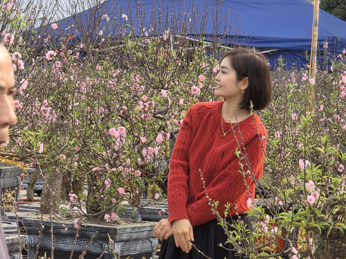 Tại phiên chợ Tết, những nhóm bạn thay phiên nhau tạo dáng bên tiểu cảnh mùa xuân.