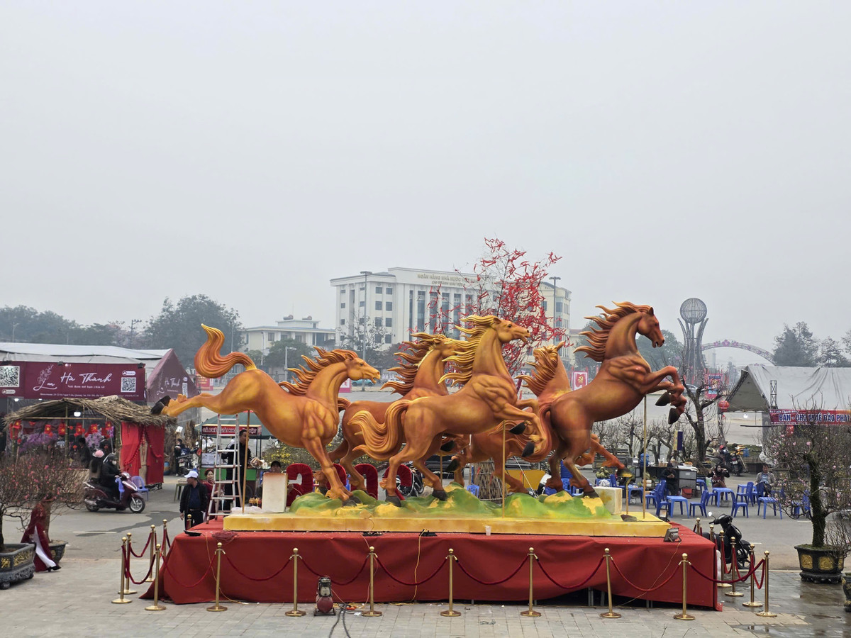 Cụm linh vật 5 chú ngựa tại chợ Tết Thanh niên (phường Việt Trì) được trưng bày sớm nhất. Các chú ngựa sở hữu vẻ bên ngoài mạnh mẽ, cơ bắp trong tư thế ngẩng cao đầu tiến về phía trước. Ảnh: Nguyễn Hinh