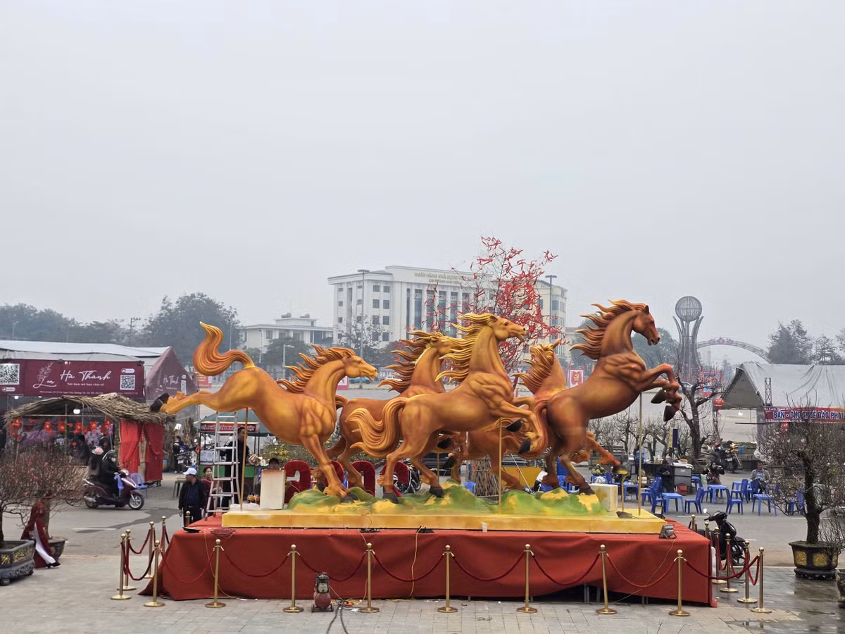 Cụm linh vật 5 chú ngựa tại chợ Tết Thanh niên (phường Việt Trì) được trưng bày sớm nhất. Các chú ngựa sở hữu vẻ bên ngoài mạnh mẽ, cơ bắp trong tư thế ngẩng cao đầu tiến về phía trước. Ảnh: Nguyễn Hinh