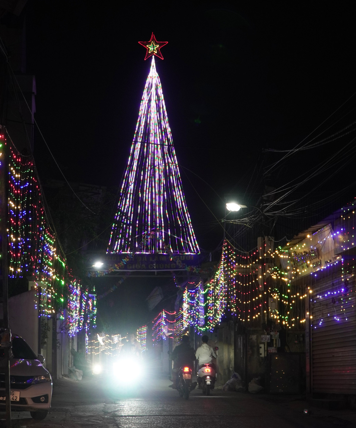 Hình ảnh tượng trưng cây thông Noel và ngôi sao sáng dẫn lối cho ba nhà đạo sĩ tìm đến nơi Chúa Giêsu giáng sinh.