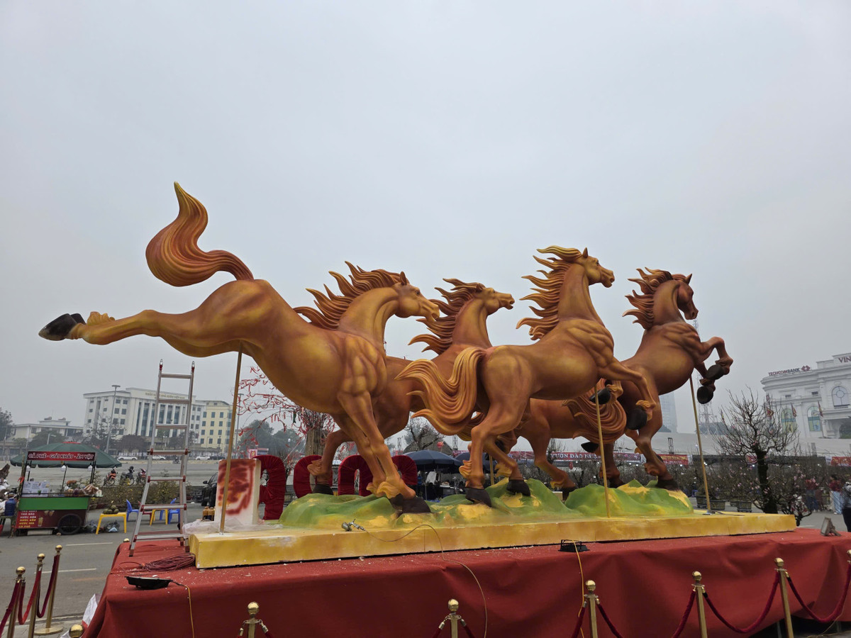 Theo tìm hiểu của PV, linh vật 5 con ngựa được thiết kế, chế tạo và sản xuất tại TP HCM, với giá trị không nhỏ. Sau khi hoàn thành chế tạo, việc lắp đặt được tiến hành ngày 3/2, đến nay đã hoàn tất các công đoạn.