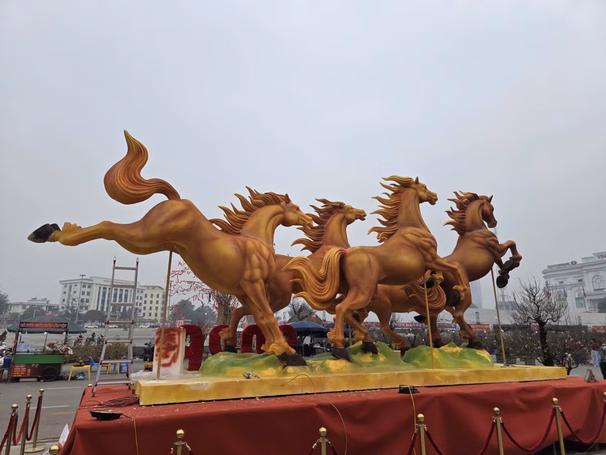 Theo tìm hiểu của PV, linh vật 5 con ngựa được thiết kế, chế tạo và sản xuất tại TP HCM, với giá trị không nhỏ. Sau khi hoàn thành chế tạo, việc lắp đặt được tiến hành ngày 3/2, đến nay đã hoàn tất các công đoạn.