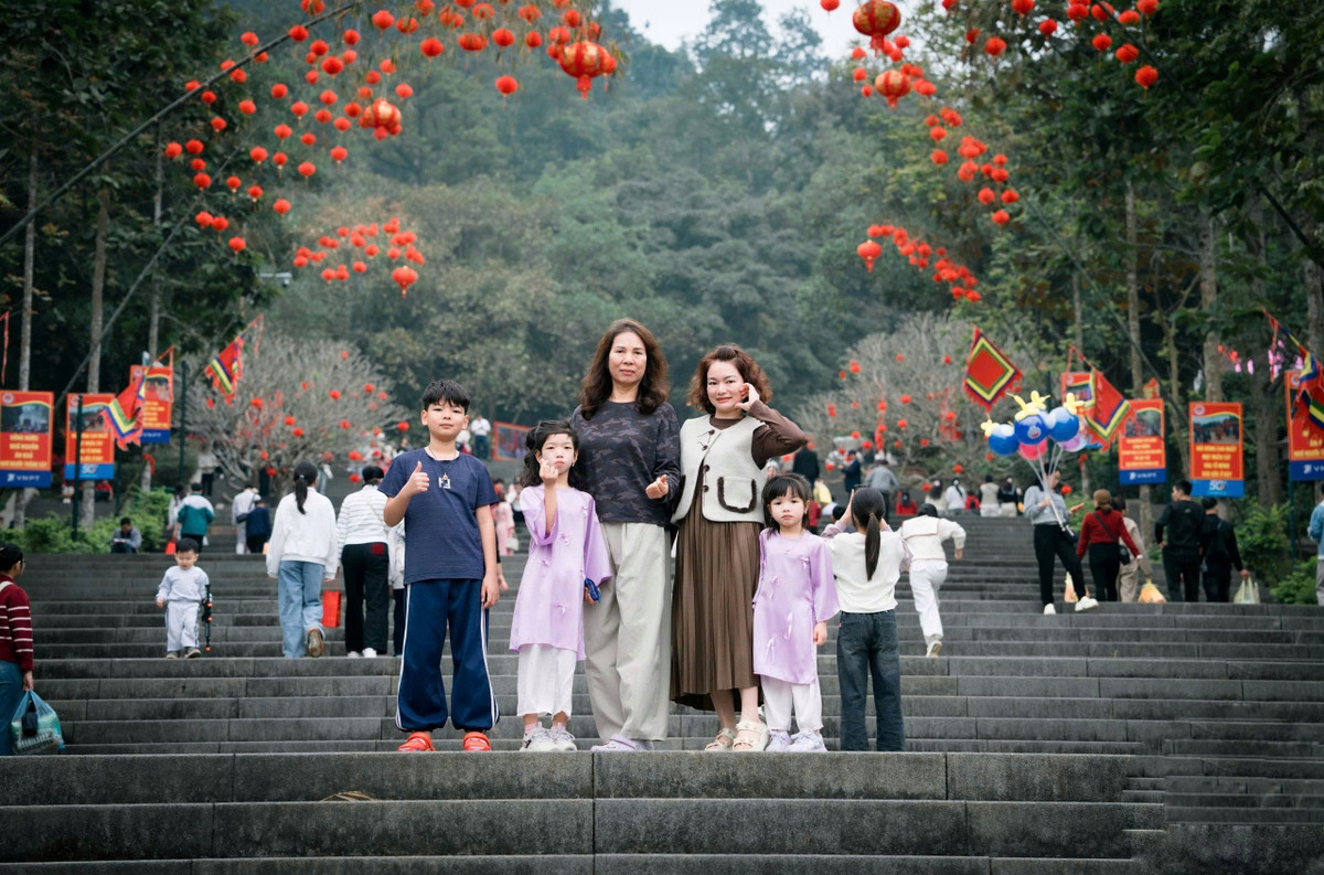 Mỗi mùa xuân về, hành trình trở về Đền Hùng không chỉ là chuyến du xuân mà còn là dịp để mỗi người con đất Việt nhắc nhớ câu ca: “Dù ai đi ngược về xuôi, nhớ ngày Giỗ Tổ mùng mười tháng ba”. Trong những ngày đầu năm mới, nén hương thành kính dâng lên tổ tiên chính là lời ước nguyện cho một năm an lành, thịnh vượng và tiếp nối truyền thống “uống nước nhớ nguồn” của dân tộc.