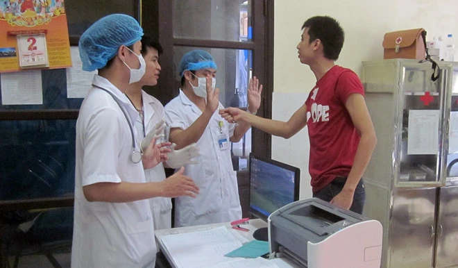 Hành hung bác sĩ ở bệnh viện Ninh Bình: Bao nhiêu bác sĩ từng là nạn nhân?