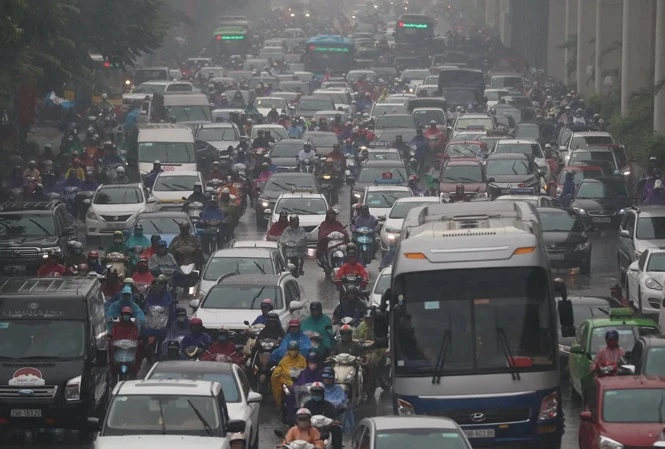 Người dân ngán ngẩm: Cứ mưa là đường Hà Nội lại tắc