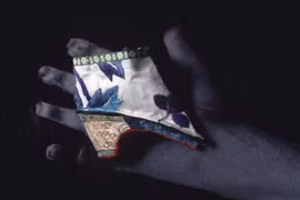 Loại giày siêu nhỏ, gắn với tập tục bó chân của phụ nữ Trung Quốc xưa