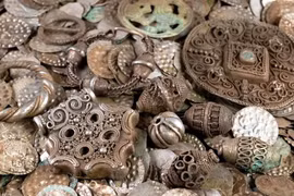 Đi đào giun, người đàn ông tìm thấy kho báu khủng thời Trung cổ