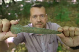 Đi bộ trong rừng, 3 cha con tìm thấy hiện vật quý 3.500 tuổi