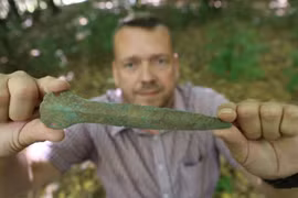 Đi bộ trong rừng, 3 cha con tìm thấy hiện vật quý 3.500 tuổi