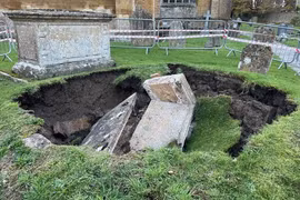 Hầm bí ẩn lộ diện sau sự cố sập mộ cổ thế kỷ 18