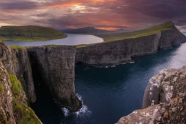 Độc đáo hồ nước 'nổi' trên mặt biển Đại Tây Dương