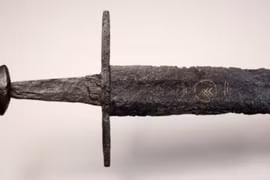 Kiếm cổ nghìn năm trồi lên từ sông Hà Lan gây chấn động