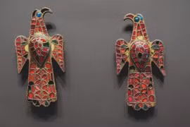 Ghim cài áo hình đại bàng 1.500 tuổi hé lộ chủ nhân quyền lực