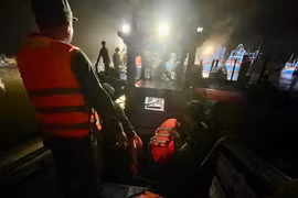 Kịp thời dập tắt cháy tàu cá tại khu neo đậu Bến Lội – Bình Châu