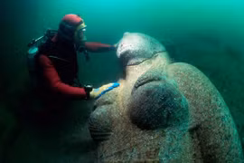 Trục vớt 3 bức tượng khổng lồ 2.000 tuổi dưới thành phố cổ chìm dưới nước