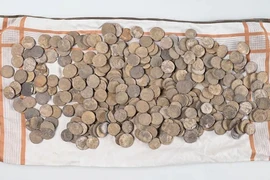 Thợ dò kim loại tìm thấy kho báu khổng lồ nhưng giấu nhẹm 8 năm